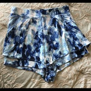 L’ATISTE by Amy Blue and White flower shirt size S